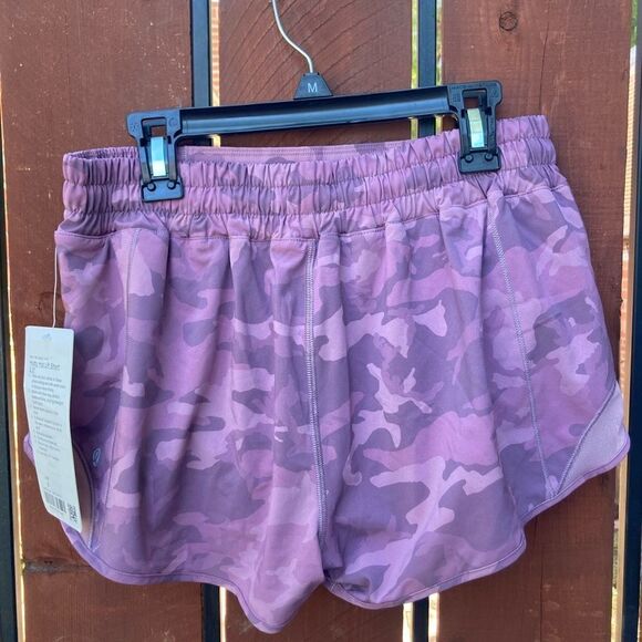 Lululemon Hotty Hot II Short Low Rise Camo Pink Multi 2.5" Size 8 - Picture 4 of 4